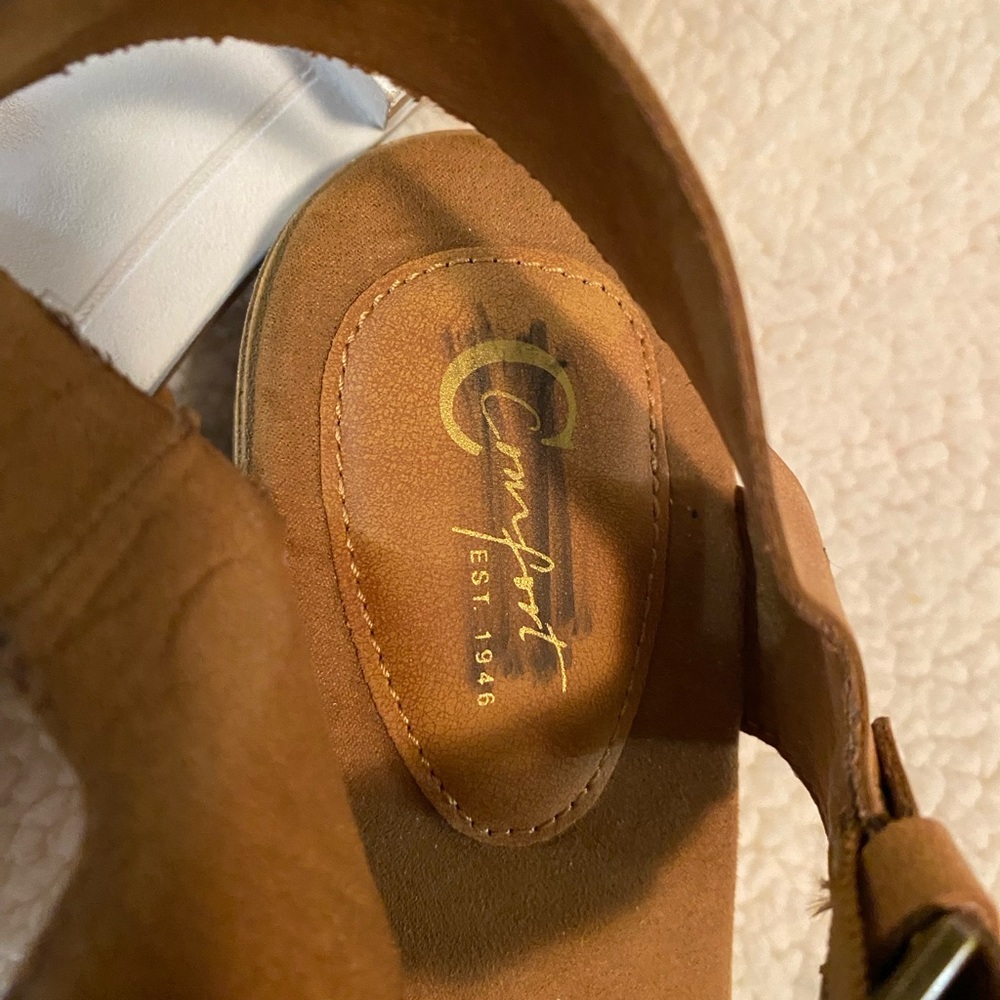 Women's Tan Sandals .  Size10  Comfort brand sandals,   In good condition. - Picture 6 of 7